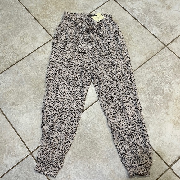 NWT! VICI Dress Forum Leopard Belted Lightweight Jogger Pants M - Picture 1 of 10